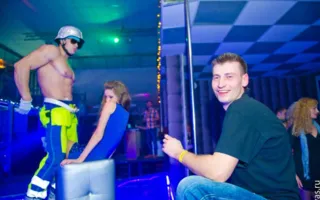 Мужским стриптизом в клубе «Le Roi» встретили 8 Марта