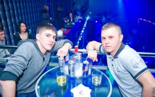 Мужским стриптизом в клубе «Le Roi» встретили 8 Марта