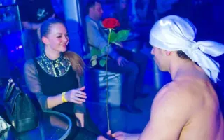 Мужским стриптизом в клубе «Le Roi» встретили 8 Марта