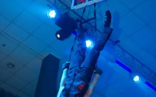 Воздушный гимнаст Михаил Горлачев в свете софитов ночного клуба «Le Roi»