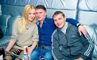 Воздушный гимнаст Михаил Горлачев в свете софитов ночного клуба «Le Roi»