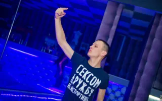 Воздушный гимнаст Михаил Горлачев в свете софитов ночного клуба «Le Roi»
