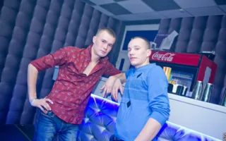 Воздушный гимнаст Михаил Горлачев в свете софитов ночного клуба «Le Roi»