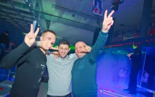 Воздушный гимнаст Михаил Горлачев в свете софитов ночного клуба «Le Roi»