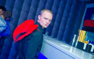 Воздушный гимнаст Михаил Горлачев в свете софитов ночного клуба «Le Roi»