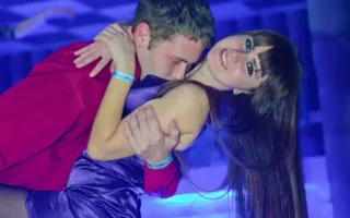 Воздушный гимнаст Михаил Горлачев в свете софитов ночного клуба «Le Roi»