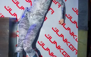 Женский стриптиз как феерическое завершение празднования 20-летия «Junkers» в ночном клубе «Цеппелин»