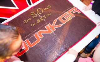 Женский стриптиз как феерическое завершение празднования 20-летия «Junkers» в ночном клубе «Цеппелин»