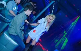 Ника вовлекала в свои стриптиз-номера не только парней, но и девушек