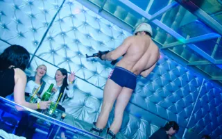 Шампанское и стриптизёр Мануэль погружали в транс посетительниц клуба «Le Roi»