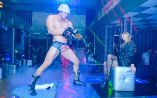 Шампанское и стриптизёр Мануэль погружали в транс посетительниц клуба «Le Roi»