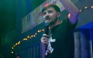 Мануэль показал сильный мужской стриптиз в клубе «Le Roi»