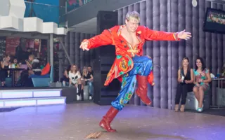 Озорной мужской стриптиз в клубе «Точка G»