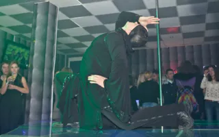 Озорной мужской стриптиз в клубе «Точка G»