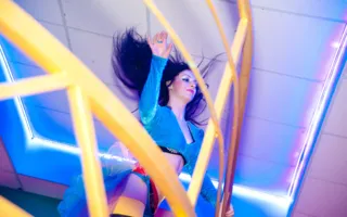 На мальчишнике в ночном клубе «Butterfly» обольстительная Ника подарила мужчинам стриптиз