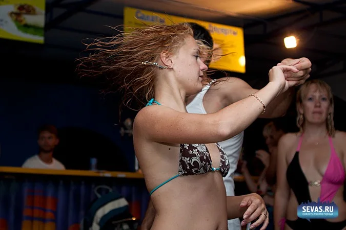 новости Севастополя, вечеринки Севастополь, сальса вечеринка Севастополь, Aqua Salsa Party, школа латиноамериканских танцев Ахтиар, танцы Севастополь, Зурбаган Севастополь, аквапарк Зурбаган Севастополь, сальса Севастополь, девушки в аквапарке, девушки Севастополя